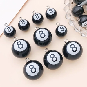 Macro-detail van zwarte hars biljartbal hangers nr. 8 met metalen lussen voor DIY-ambachten