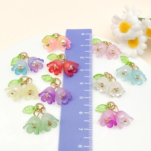 Farbverlauf Acryl Maiglöckchen Anhänger mit grünen Blättern für DIY Schmuckherstellung