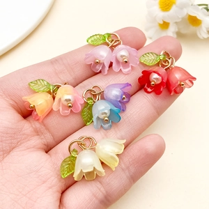 Makro-Detail von Maiglöckchen-Anhängern aus Acryl mit grünen Blättern für DIY-Schmuck