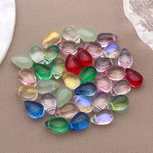 Dettaglio macro di perline di vetro colorate a goccia per creazione di gioielli fai da te