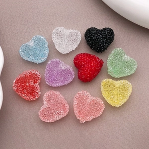 Dettaglio macro di perline acriliche a forma di cuore con texture di zucchero per gioielli