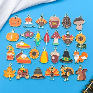 Colgantes esmaltados de Acción de Gracias con diseños de calabaza, pavo y hojas de arce