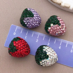 Colgantes de fresa de cristal en cuatro colores con cinta métrica para joyería DIY