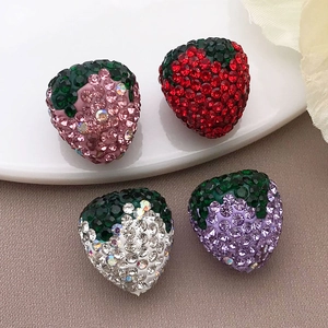 Detalle macro de fresas de strass en rosa, rojo, blanco y púrpura para la creación de joyas