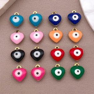 Vista macro de colgantes de ojo turco en forma de corazón en ocho colores con oro