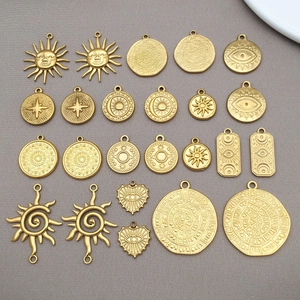 Vista detallada de dijes de esmalte dorado de ojo turco y estrella para joyas de bricolaje