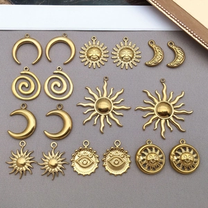 Primer plano de 16 dijes de esmalte dorado con sol luna y ojo turco para joyería DIY