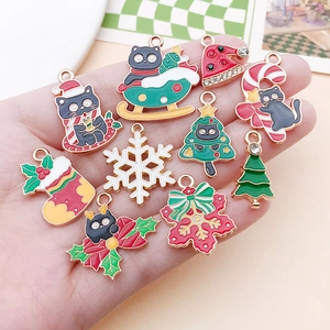 Gros plan de breloques de Noël en émail coloré avec chats et bonshommes de neige DIY