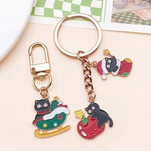 Vue détaillée des pendentifs chat de Noël en alliage avec finition émaillée rouge et verte