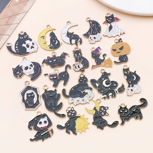 Gedetailleerd assortiment Halloween emaille bedeltjes voor DIY sieraden met zwarte katten