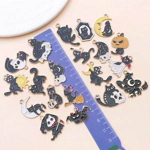 Halloween hangers met zwarte kat maan en vleermuis motieven voor DIY sieraden maken
