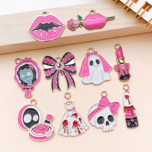 Detailansicht der pink-schwarzen Gothic Halloween-Anhänger mit Geistern und Schleifen für DIY