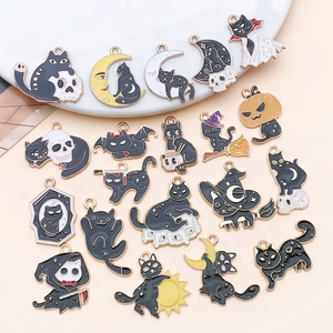 Platte weergave van kleurrijke Halloween emaille bedeltjes voor DIY sieraden