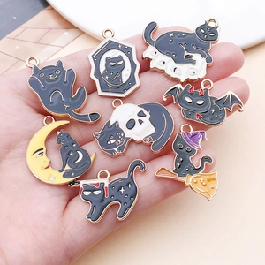 Detail van 8 zwarte emaille kattenhangers met gouden randen voor Halloween-sieraden