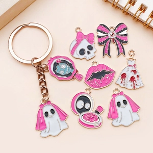 Detailansicht der niedlichen pinkfarbenen Halloween Emaille-Anhänger für DIY-Schmuckzubehör