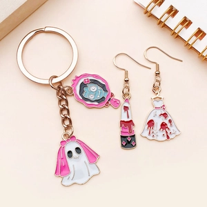 Detailansicht von Halloween Geist-Schlüsselanhänger und gotischen Ohrringen in Pink