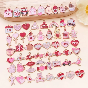 Detalle de colgantes de esmalte rosa y rojo para la creación de joyas DIY
