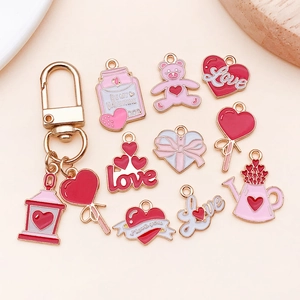Vista plana de varios colgantes esmaltados rosas de osos y corazones para joyería artesanal