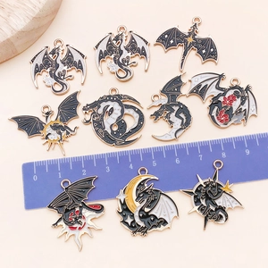 Set di dieci ciondoli a forma di drago in smalto bianco e nero con bordi dorati