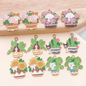 Vue détaillée des pendentifs émaillés chiens et plantes pour création de bijoux DIY