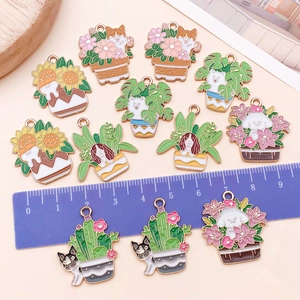 Lot de breloques émaillées mignonnes avec chiens et plantes avec bords dorés en métal