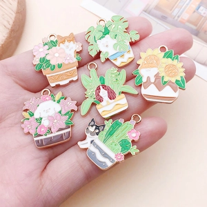 Gros plan de six pendentifs en émail colorés avec des animaux mignons et des plantes