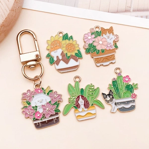 Vue à plat de breloques et porte-clés en émail coloré avec motifs de plantes