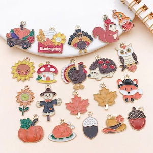 Détail de breloques émaillées de Thanksgiving avec écureuils, hiboux et motifs d'automne