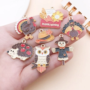 Vue macro de breloques émaillées de Thanksgiving avec hibou et dinde pour bijoux DIY