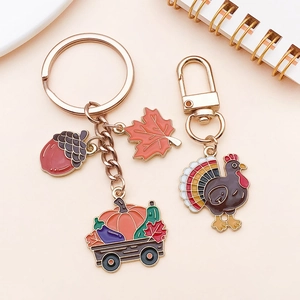 Détail de porte-clés de Thanksgiving avec breloques de dinde, gland et chariot de citrouille