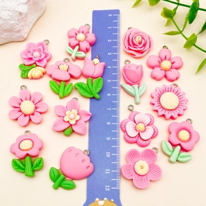 Sammlung von rosenpinken Blumenanhängern aus Harz mit Sonnenblumen und Tulpen für DIY-Schmuck