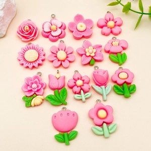 Flache Darstellung von rosa Harzblumenanhängern mit Metallösen für DIY Schmuckbau