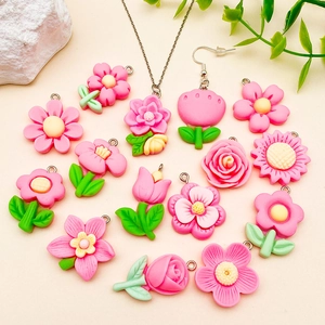 Makro-Detail von Kunstharzblumen-Anhängern wie Rosen und Tulpen für DIY-Schmuckdesign