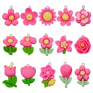 Set mit 15 verschiedenen rosafarbenen Blumenanhängern aus Harz wie Rose, Tulpe und Sonnenblume
