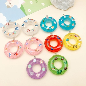 Detalle de mini colgantes de resina con forma de flotador para manualidades DIY y llaveros