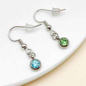 Détail de boucles d'oreilles en acier inoxydable de 6 mm avec pierres rondes bleues et vertes