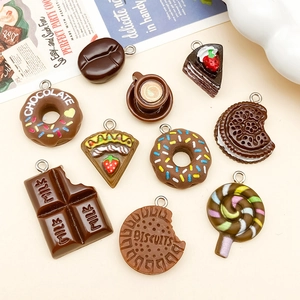 Set di 10 ciondoli in resina a forma di cibo con ciambelle e cioccolato per gioielli fai-da-te