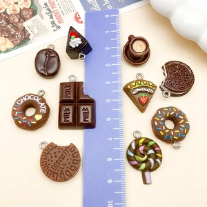 Set dettagliato di ciondoli in resina cioccolato per gioielli fai-da-te con ciambelle