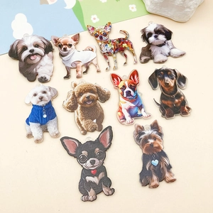 Détails macro de divers pendentifs de chien en acrylique pour bricolage et bijoux