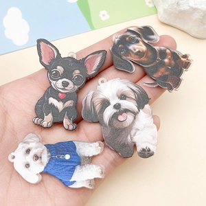 Gros plan détaillé de breloques en acrylique pour chiens, teckel et chihuahua