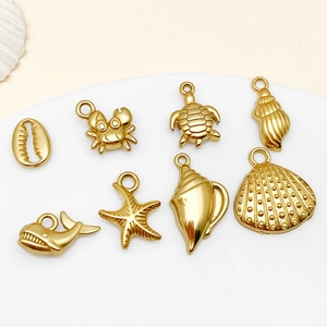 Gedetailleerde set van 8 gouden zeedierbedeltjes voor doe-het-zelf sieraden met krab en schildpad