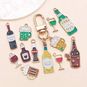 Details von bunten Emaille-Anhängern für DIY-Schmuck und Schlüsselanhänger