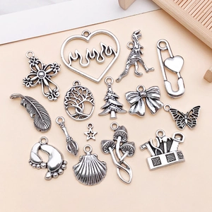 Set aus 15 Vintage-Silber-Anhängern mit Schmetterlings- und Herzmotiven für DIY-Schmuckbau