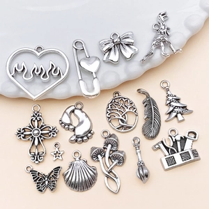 Set mit 14 Antiksilber-Anhängern aus Legierung mit Schmetterlings- und Herzmotiven