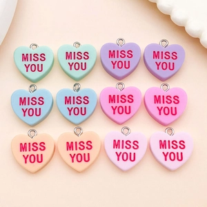 Λήψη macro από 12 ρητινούχα κρεμαστά καρδιά Miss You σε διάφορα παστέλ χρώματα μακαρόν