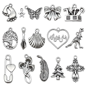 Set aus 15 antiken Silberanhängern mit Schmetterling Herz und Feder für DIY Schmuckzubehör