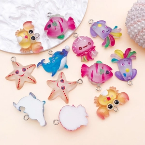 Detalle de dijes de resina de criaturas marinas con ganchos para joyería artesanal DIY