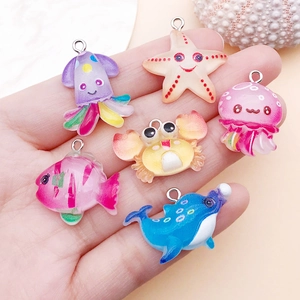 Detalle de 6 colgantes de resina de animales marinos para joyería y manualidades