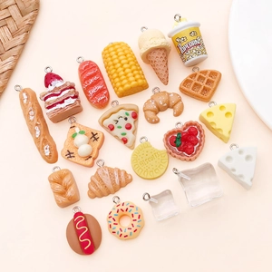 Mini ciondoli alimentari in resina tra cui popcorn e torte con anelli metallici per DIY