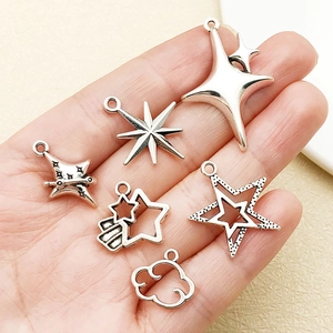Dettaglio di sei ciondoli in lega d'argento vintage a forma di stella per gioielli fai-da-te